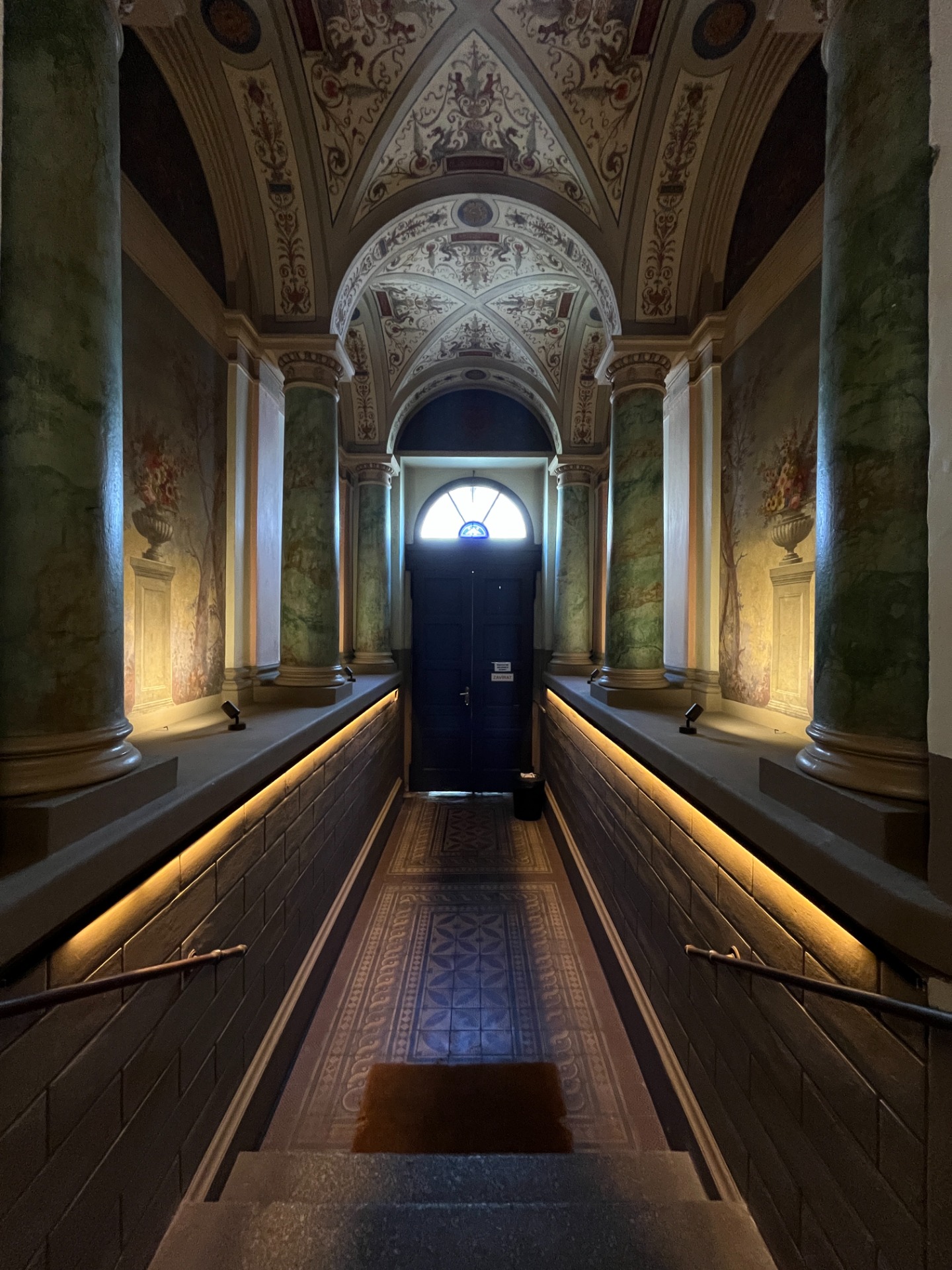 Hallway of a residential building / Chodba bytového domu